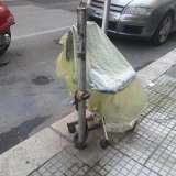 Genio assoluto: sedia con rotelle, facile da spostare. Ancorata con catena al palo: qualcuno potrebbe fregarsela